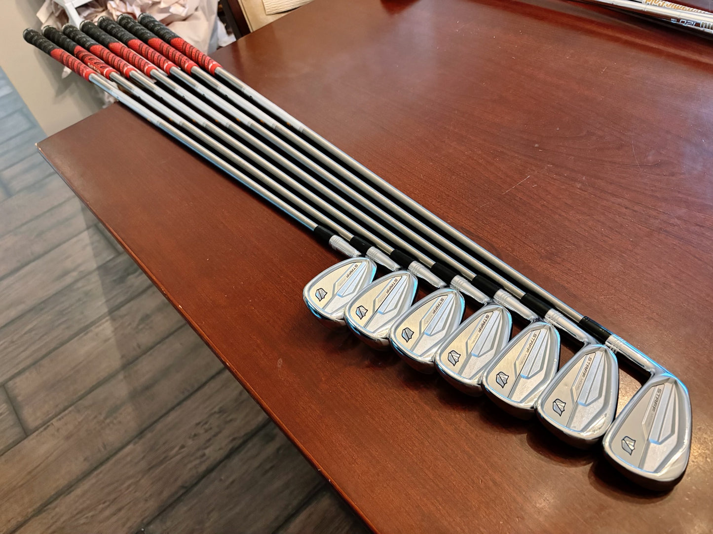 (Left-handed) Wilson Staff CB ‘24 Iron Set 4-PW / Aerotech Steelfiber Stiff